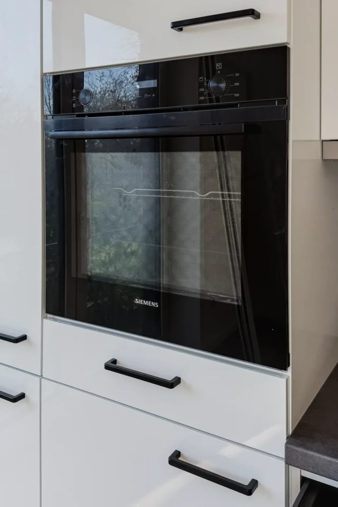 Einbau-Backofen mit Sichtscheibe und Bedienfeld, Aufschrift „SIEMENS“.