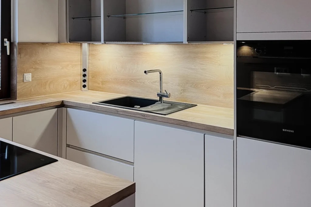 L-förmige Küchenzeile mit Spülbecken, Armatur und Einbauherd, Backofen mit SIEMENS-Beschriftung