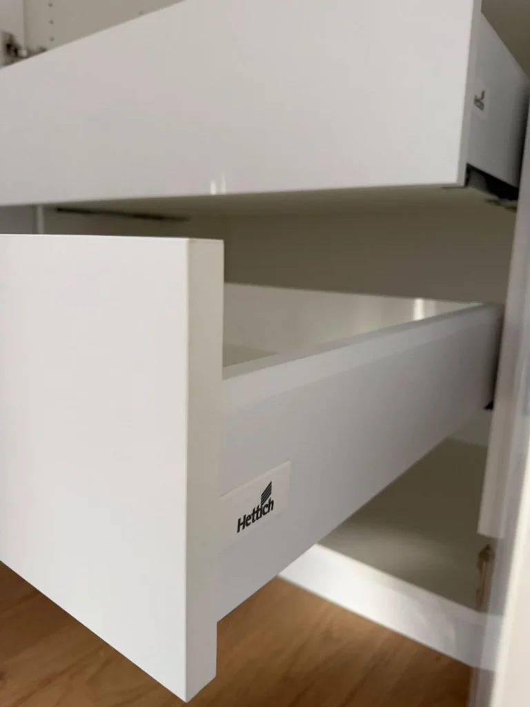 Schublade im Küchenunterschrank mit Aufdruck „Hettich“ und Griffmulde