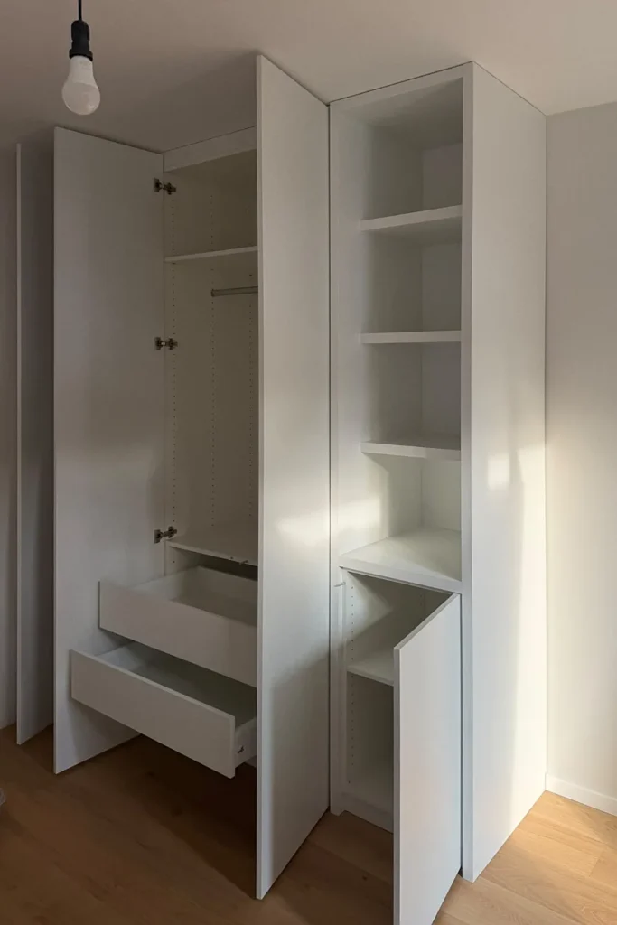 Hochschrank mit offenen Fächern und Schubkästen, Innenansicht mit gelochten Seitenleisten und Einlegeböden
