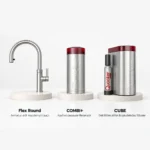 Quooker Wasserstationen Flex Round, COMBI+ und CUBE auf runden Sockeln; Texte: „Flex Round“, „COMBI+“, „CUBE“.