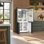 Offener Kühlschrank in moderner Küche mit sichtbaren Fächern und Aufdruck „hyperFresh“ und „NoFrost“.