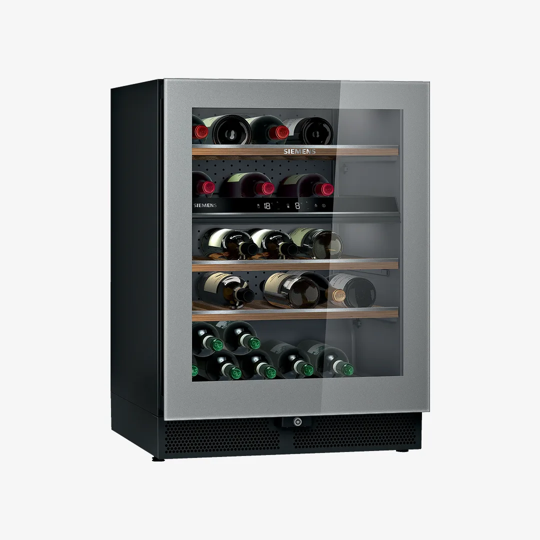 Weinkühlschrank mit Glasfront und bestückten Flaschen, Anzeige und „SIEMENS“