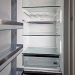 Innenansicht eines Kühlschranks mit offenen Schubfächern, „SIEMENS“, „hyperFresh“, „fish & meat“ und „fruit & vegetables“